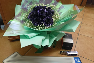 Odzyskany bukiet kwiatów, e-papieros, tablice rejestracyjne.