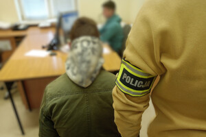 Zatrzymany mężczyzna podczas przesłuchania.