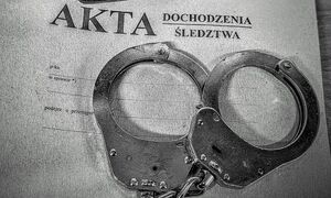 Policyjne kajdanki i teczka.