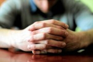 Zdjęcie mężczyzny przy biurku