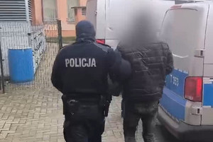 Policjant i zatrzymany mężczyzna.