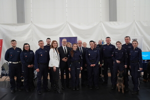 Uczestnicy obchodów Centralnych Obchodów Europejskiego Dnia Numeru Alarmowego 112 w Olsztynie w Hali Urania