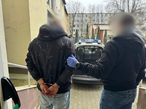 Nieumundurowany policjant i zatrzymany mężczyzna.