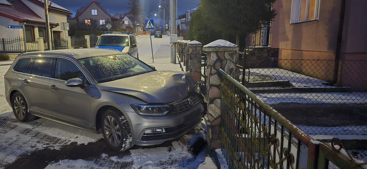 Miejsce zdarzenia drogowego. Samochód uderzył w ogrodzenie posesji.