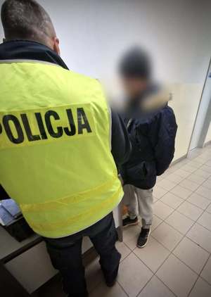 Policjant oraz kierujący podczas wykonywania czynności służbowych w jednostce policji.