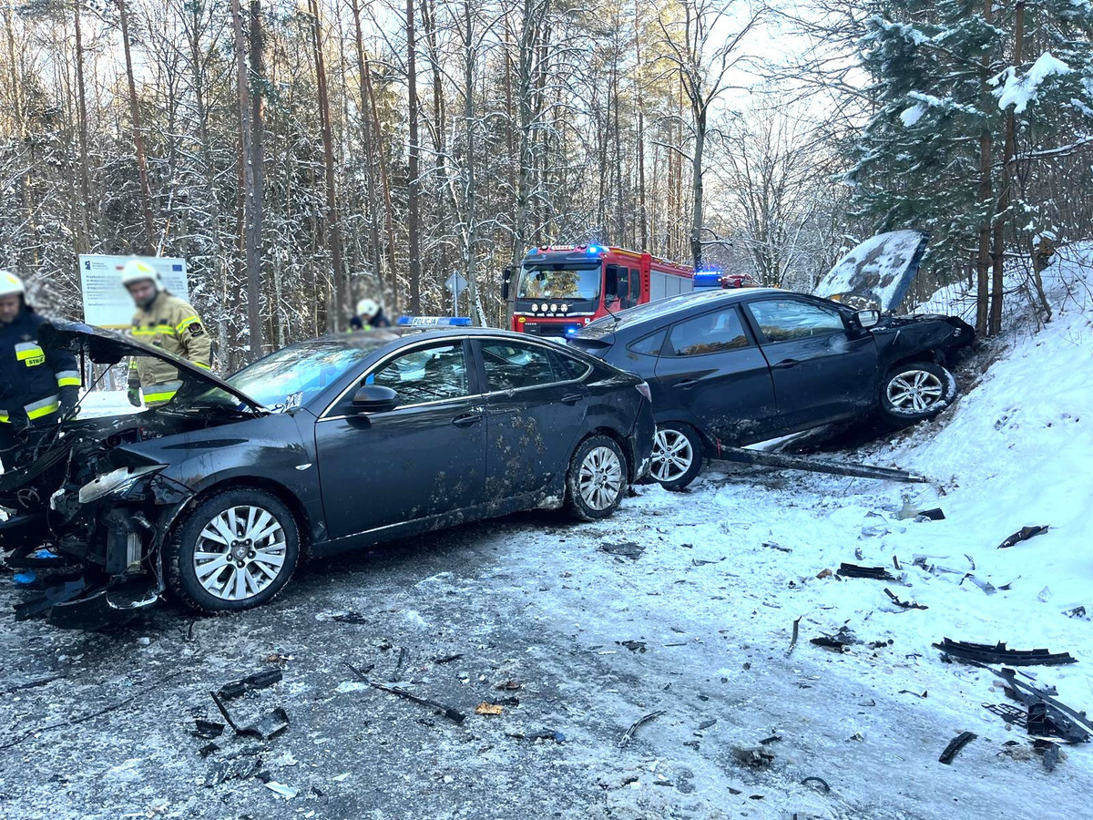 Miejsce zdarzenia drogowego. Służby na miejscu.