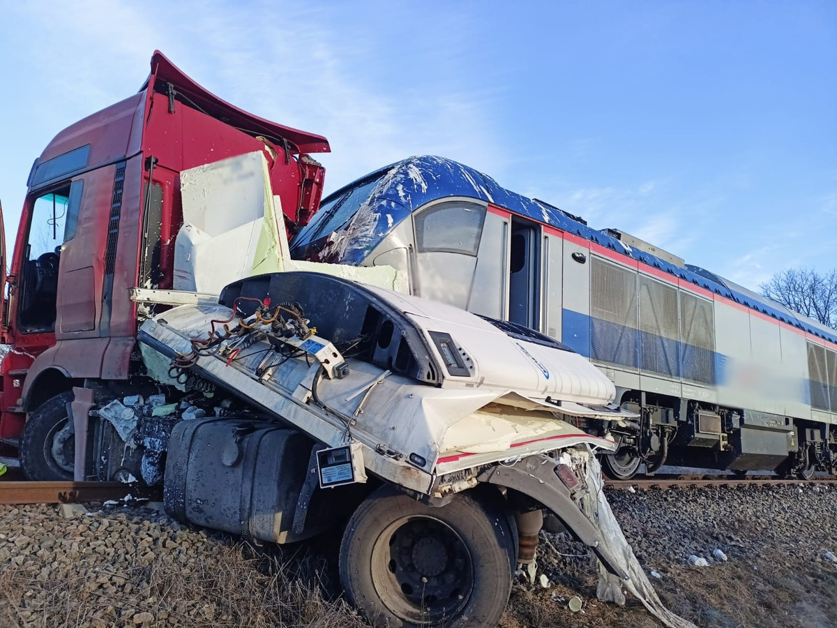 Miejsce zdarzenia na przejeździe kolejowym. Służby pracujące na miejscu.