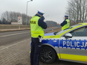 Policjanci przy radiowozie