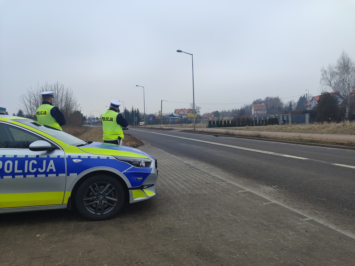 Policjanci podczas kontroli prędkości