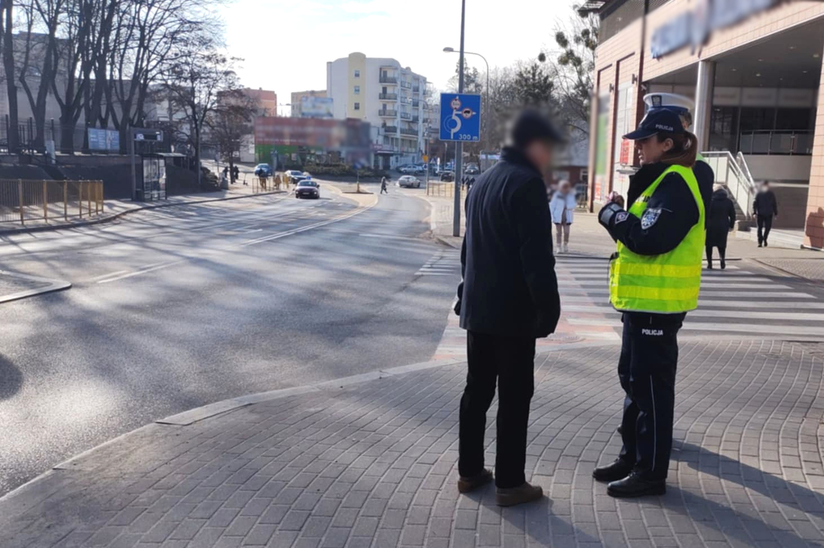 Policjantka rozmawiająca z osobą pieszą