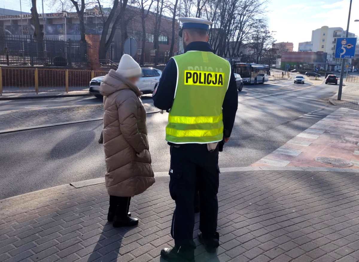 Policjant rozmawiający z osobą pieszą
