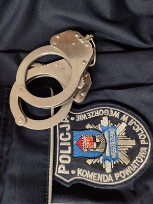 Policyjna kurtka i naszywka.