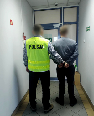 Policjant i zatrzymany mężczyzna.