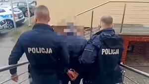 Policjanci prowadzący mężczyznę