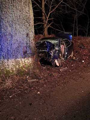 Miejsce zdarzenia drogowego - rozbite auto.