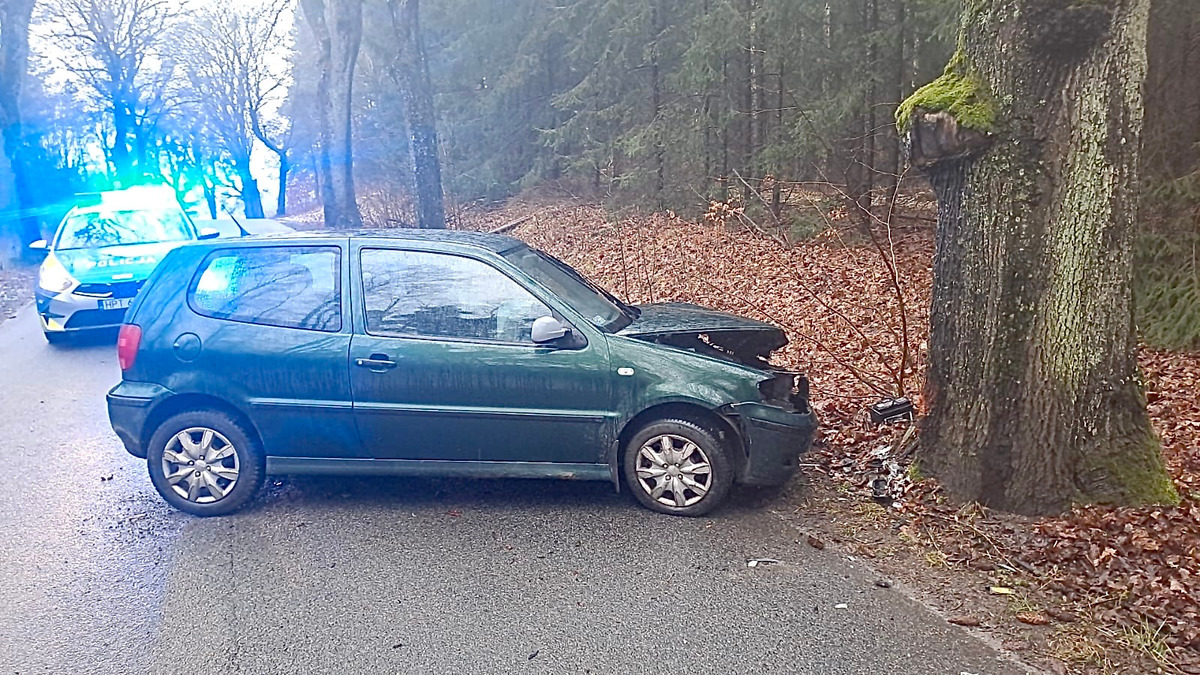 Miejsce zdarzenia drogowego, auto uczestniczące w zdarzeniu.