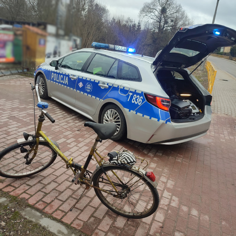 Rower i policyjny radiowóz.