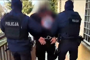 Zatrzymany mężczyzna prowadzony przez policjantów