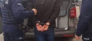 Policjanci i zatrzymani mężczyzna.