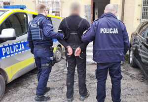 Policjanci i zatrzymana osoba.