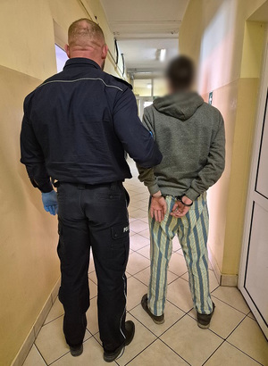 Policjant i zatrzymany mężczyzna.