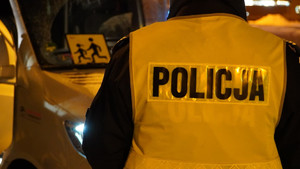 Policjant i w tle bus