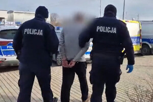 Policjanci i zatrzymany mężczyzna.