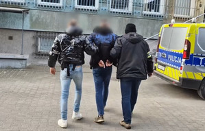 Prowadzenie zatrzymanego mężczyzny.