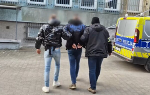 Prowadzenie zatrzymanego mężczyzny.