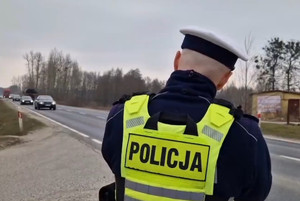 Policjant podczas kontroli