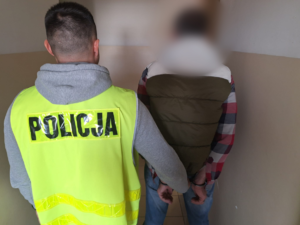 Policjant i zatrzymana osoba