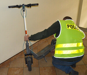 Odzyskana hulajnoga i policjant.