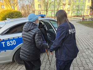 Policjantka i starsza kobieta