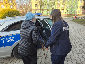 Policjantka i starsza kobieta