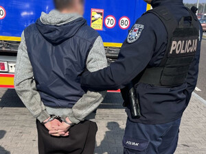 Zatrzymany mężczyzna i policjant.