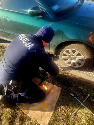 Policjanci pomagają kierowcom
