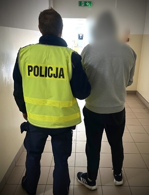 Policjant i zatrzymany mężczyzna.
