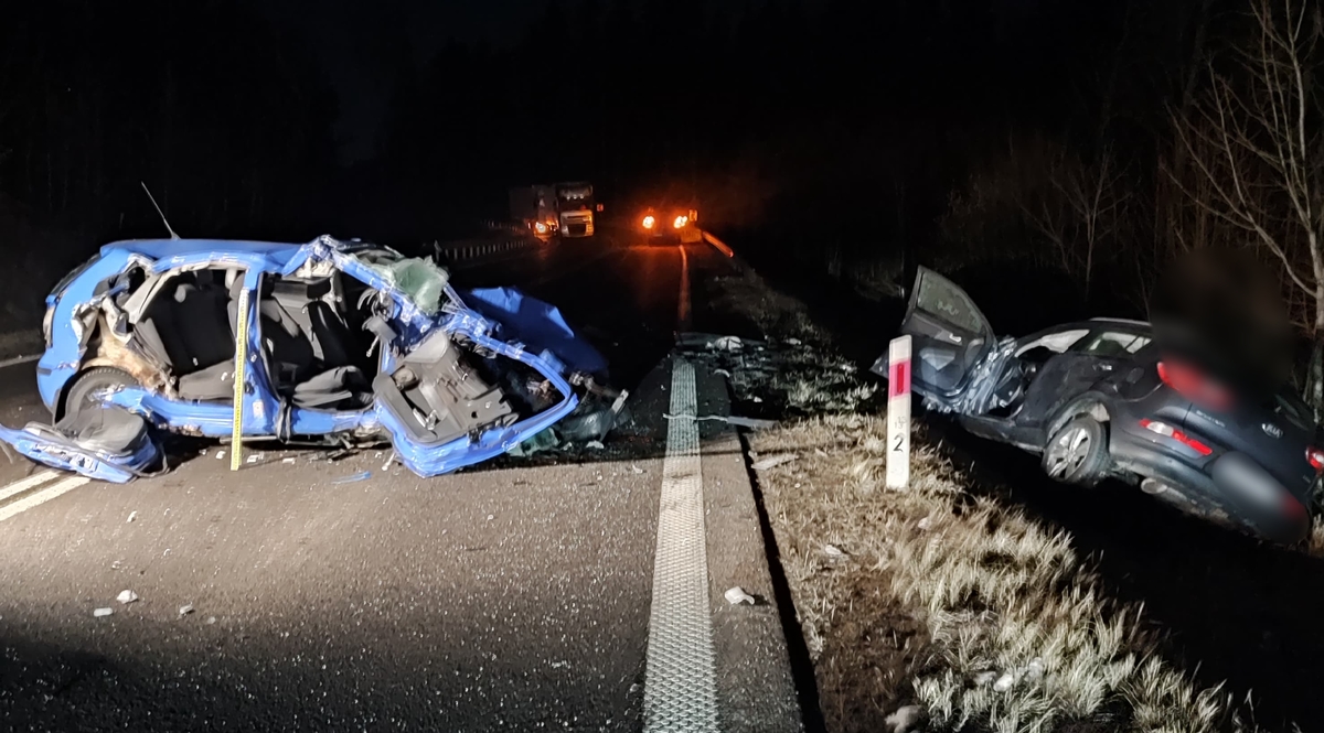 miejsce zdarzenia i zniszczone auta