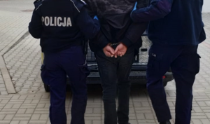 Zatrzymany i policjanci.