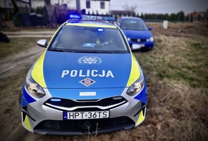 Policyjny radiowóz i auto