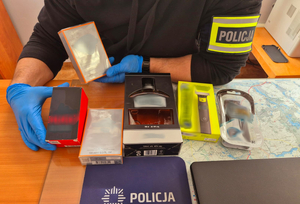 Policjant i odzyskane przedmioty.