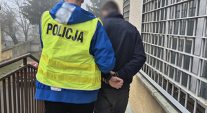 Policjant i zatrzymany mężczyzna