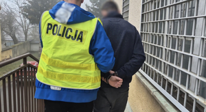 Policjant i zatrzymany mężczyzna