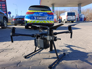 Dron i policyjny radiowóz.