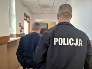 Policjant i zatrzymany mężczyzna.