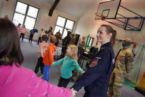 Dzieci i policjanci podczas wspólnego spotkania