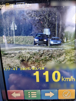 Zrzut ekrany z ręcznego miernika prędkości.