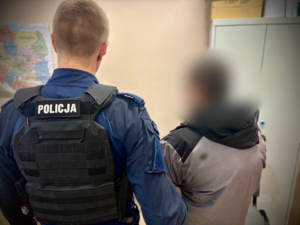 Policjant i zatrzymany mężczyzna.
