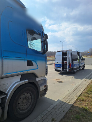 Ciężarówka i radiowóz