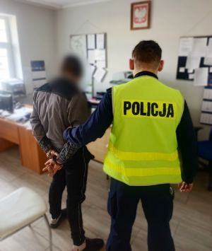 Policjant i zatrzymany mężczyzna